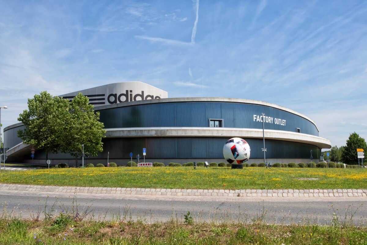 Le modèle économique d’Adidas : analyse complète et stratégies 2025