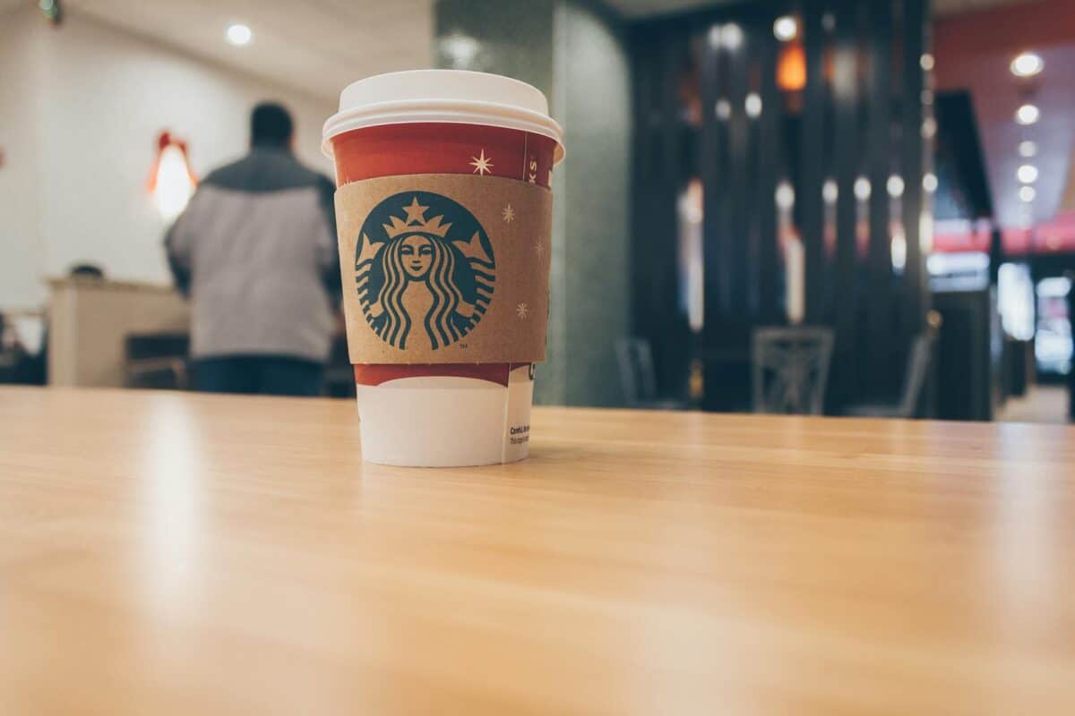 Le modèle économique de Starbucks : analyse complète et stratégies 2025