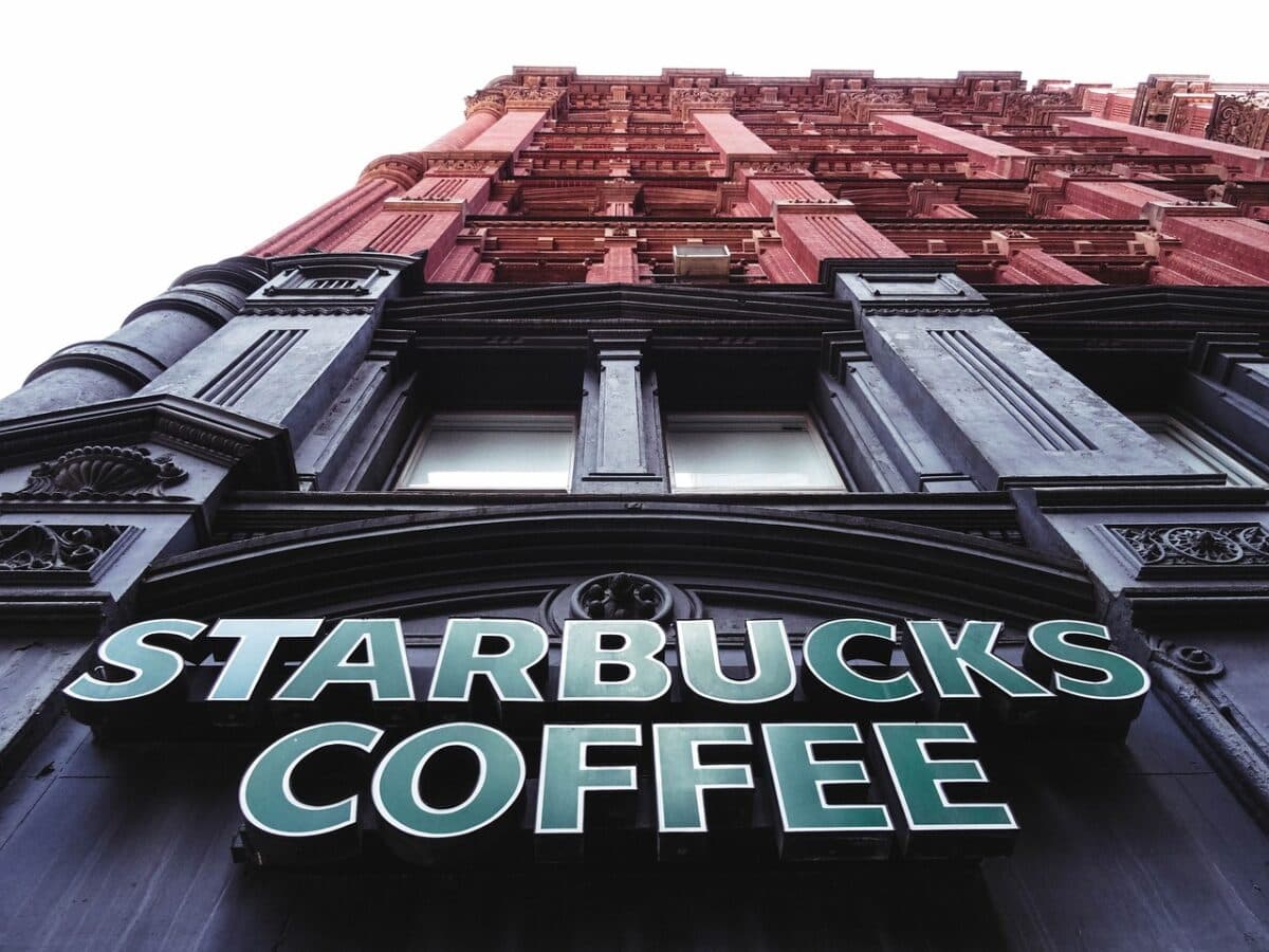 Le modèle économique de Starbucks : analyse complète et stratégies 2025