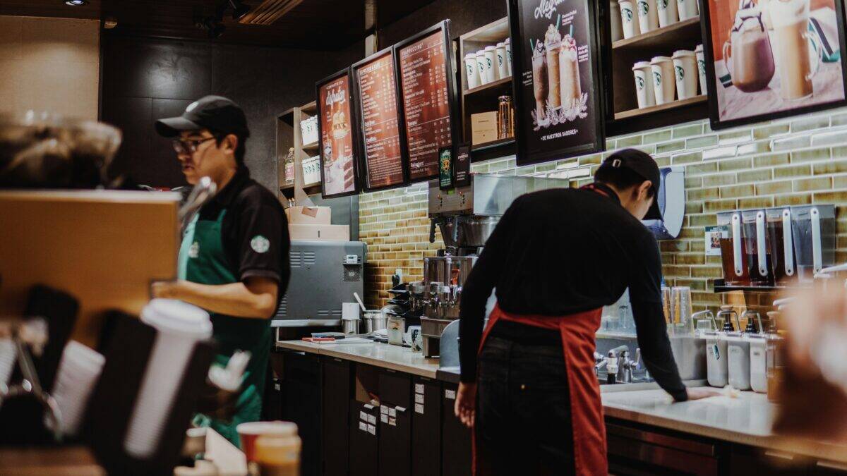 Le modèle économique de Starbucks : analyse complète et stratégies 2025