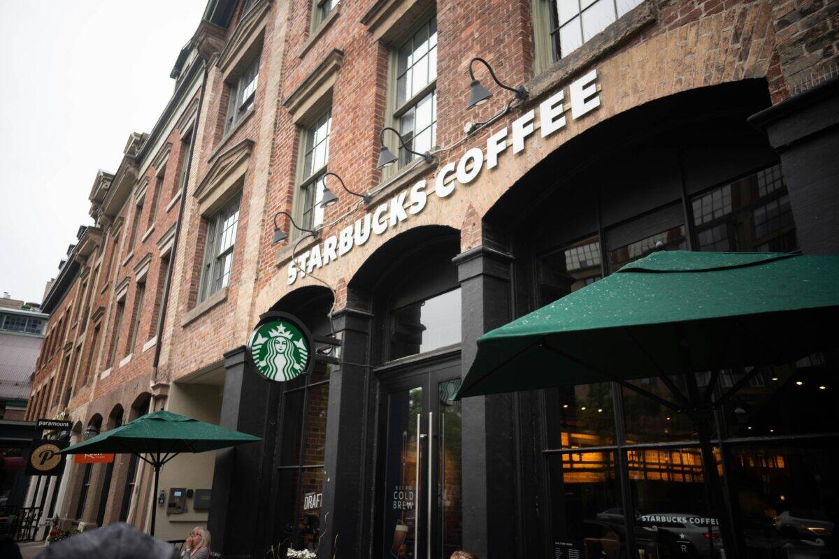 Le modèle économique de Starbucks : analyse complète et stratégies 2025