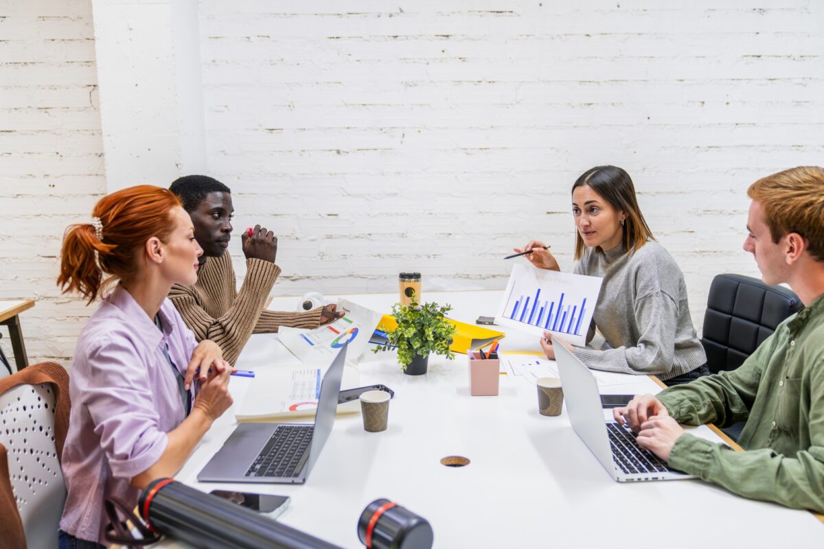 Des professionnels du marketing discutent de stratégies de croissance dans un espace de coworking