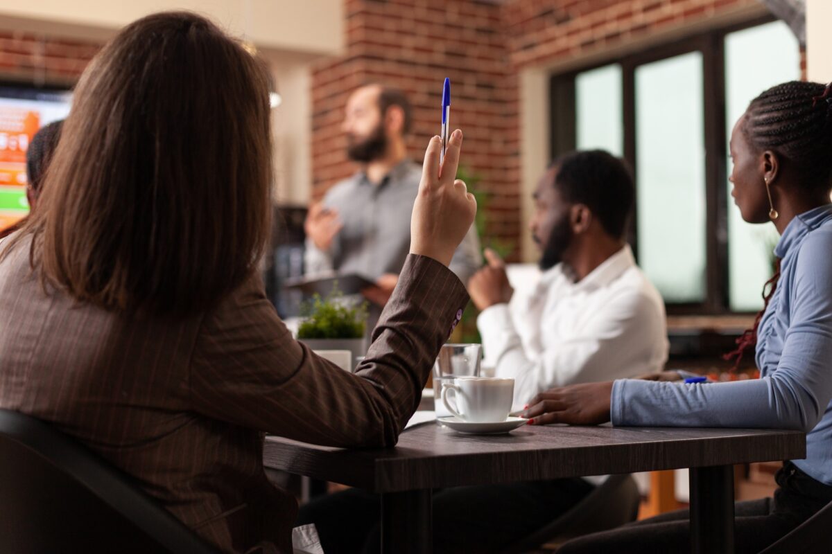 Diverses personnalités du monde des affaires travaillant à une présentation de gestion