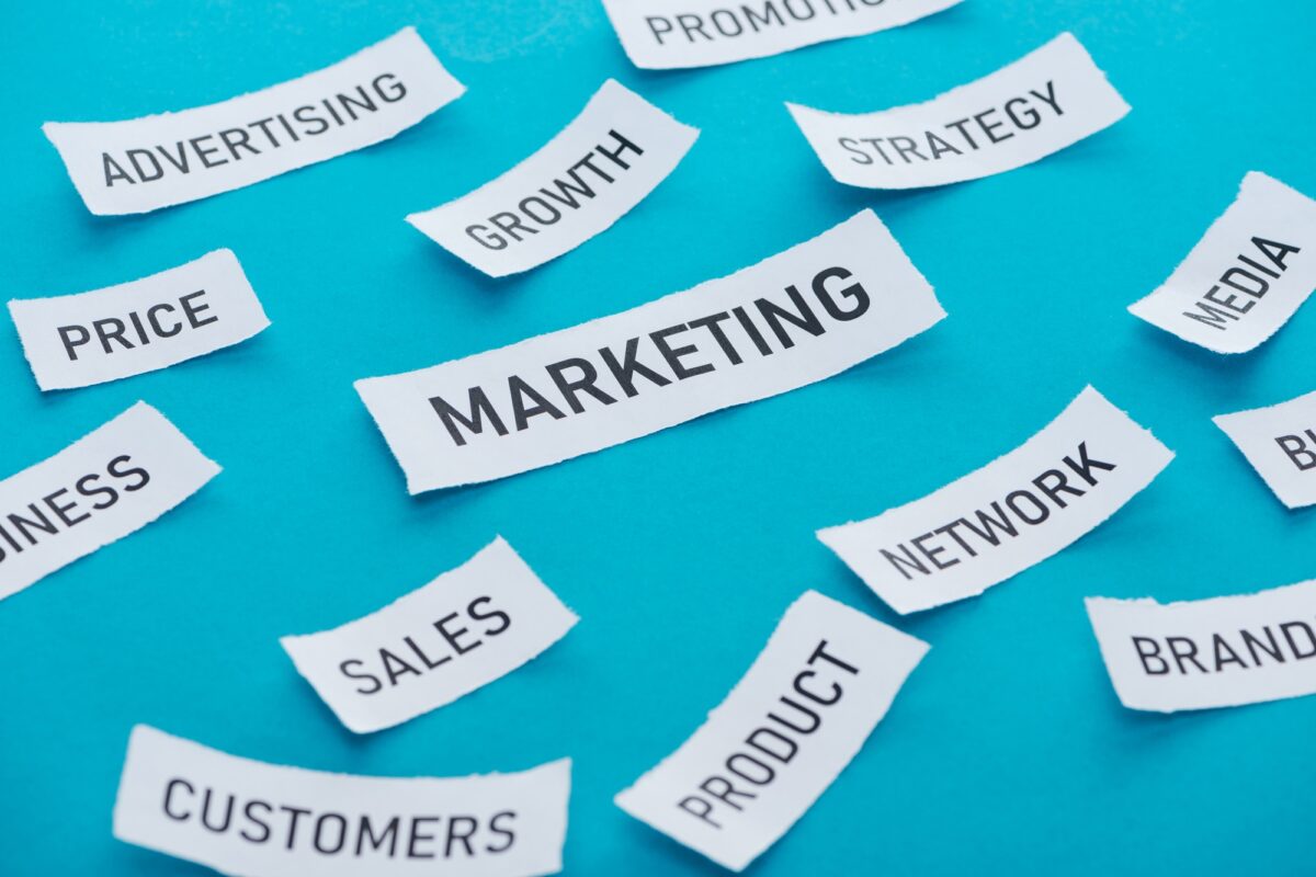 éléments de marketing sur des feuilles de papier sur fond bleu