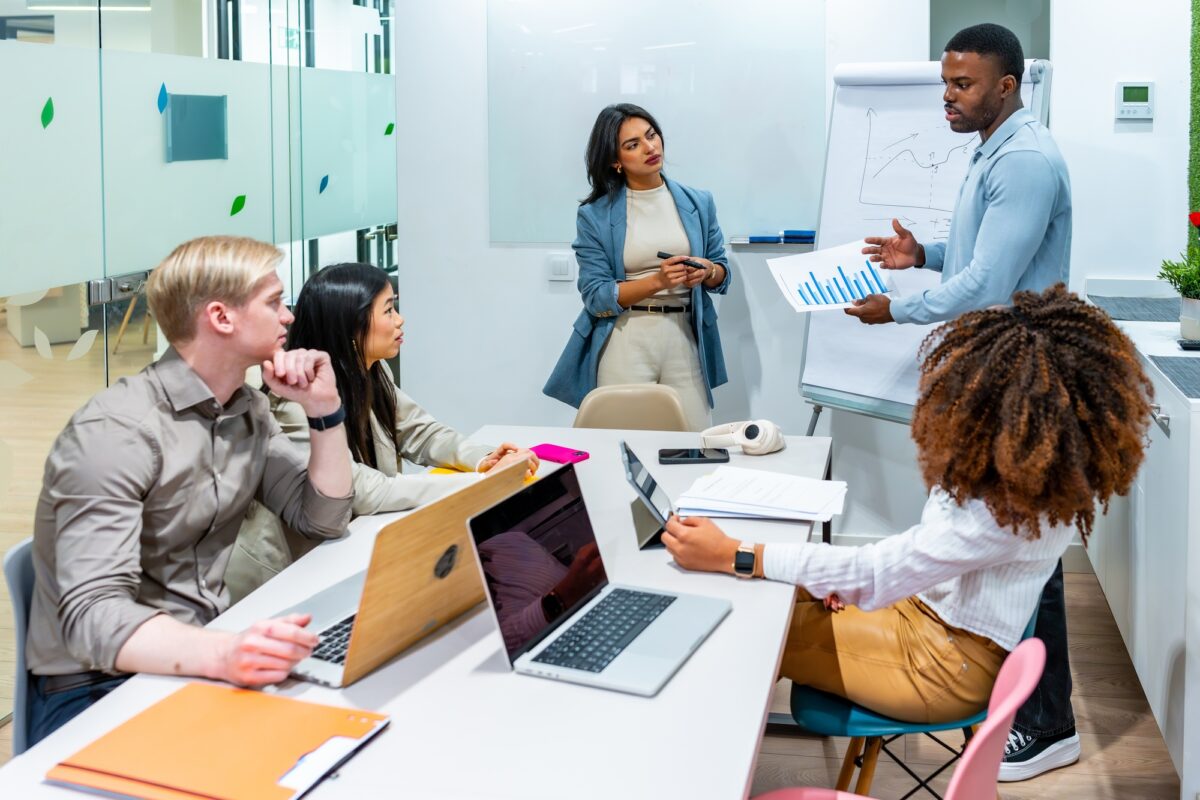 L'équipe marketing discute des stratégies de croissance dans un bureau de coworking