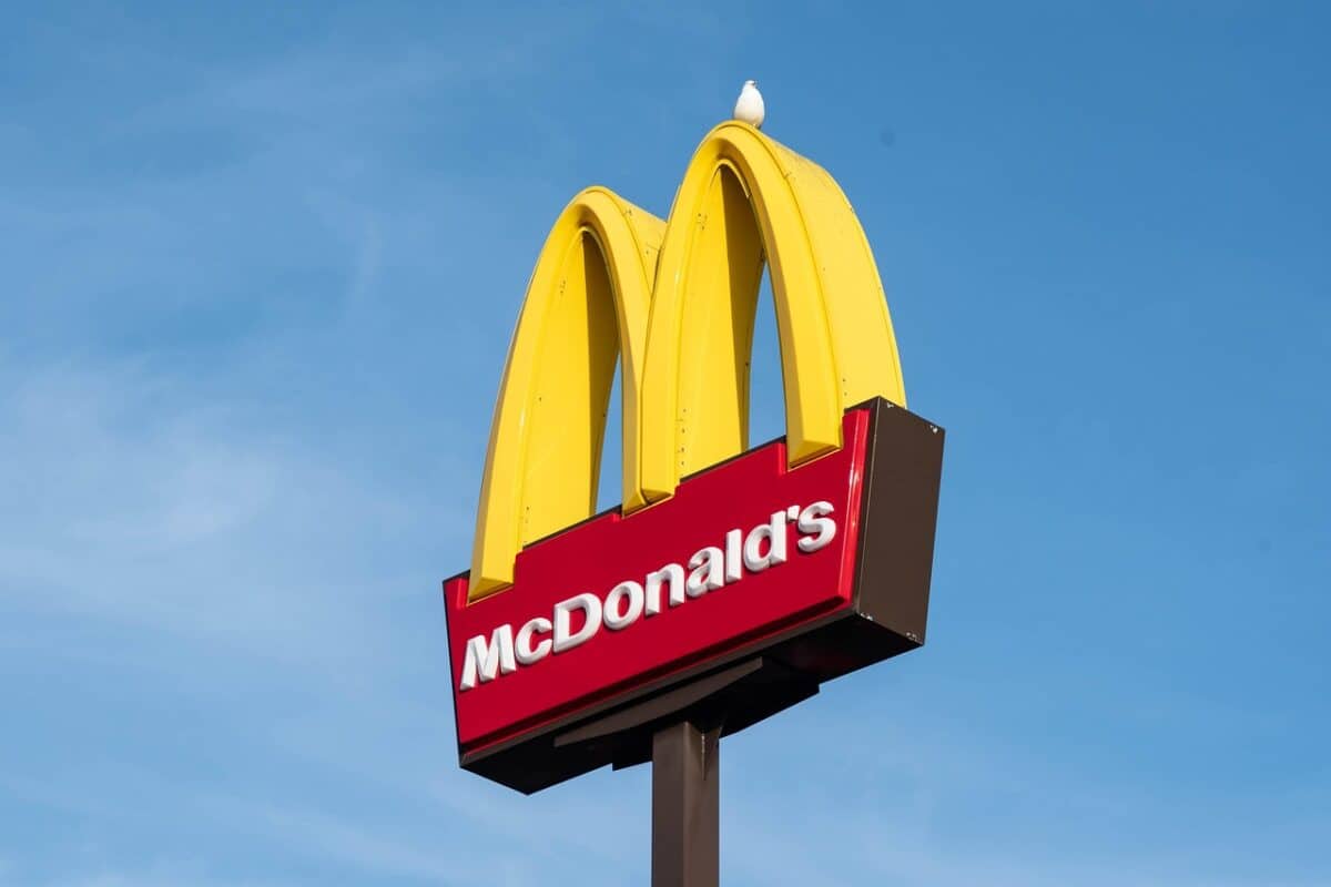 fast food, logo, burger, hamburger, mcdonald's, cheeseburger, food, fries, lunch, eat, mcdonald, bread, meat, chicken, unhealthy, coke, fried, menu, sandwich, american, barbecue, snack, cheese, beef, blue logo, blue meat, blue bread, blue chicken, blue eating, blue burger, blue sandwich, mcdonald's, mcdonald's, mcdonald's, mcdonald's, mcdonald's, mcdonald