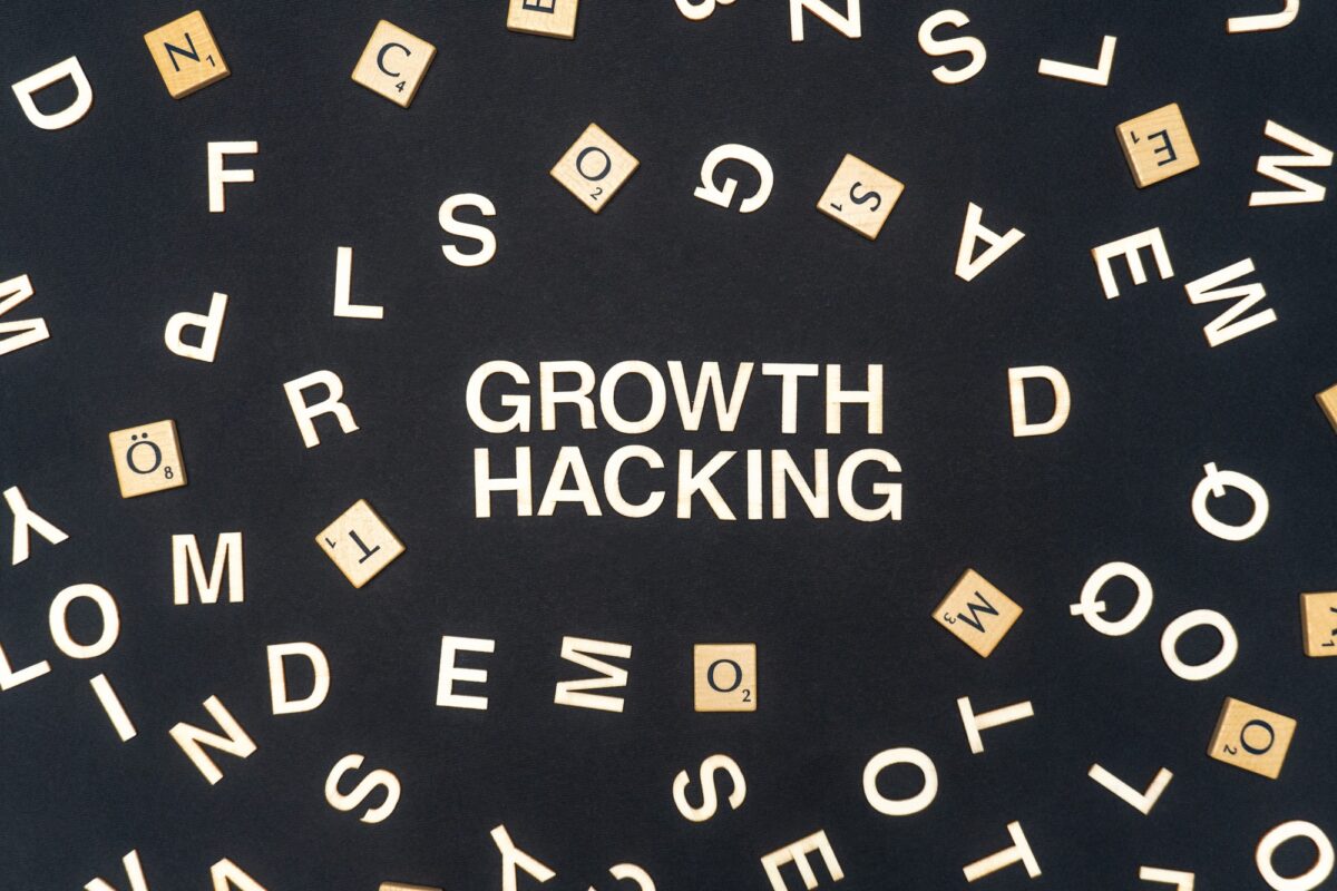Mot GROWTH HACKING écrit sur fond de papier foncé. Texte de GROWTH HACKING pour vos concepts