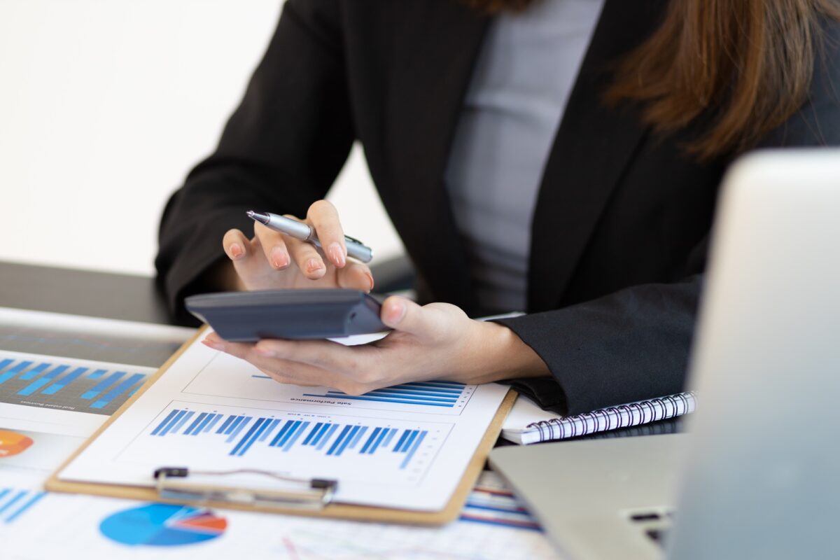 Planification financière et comptabilité des dépenses, analyse d'un rapport de compte d'entreprise à l'aide d'une calculatrice.