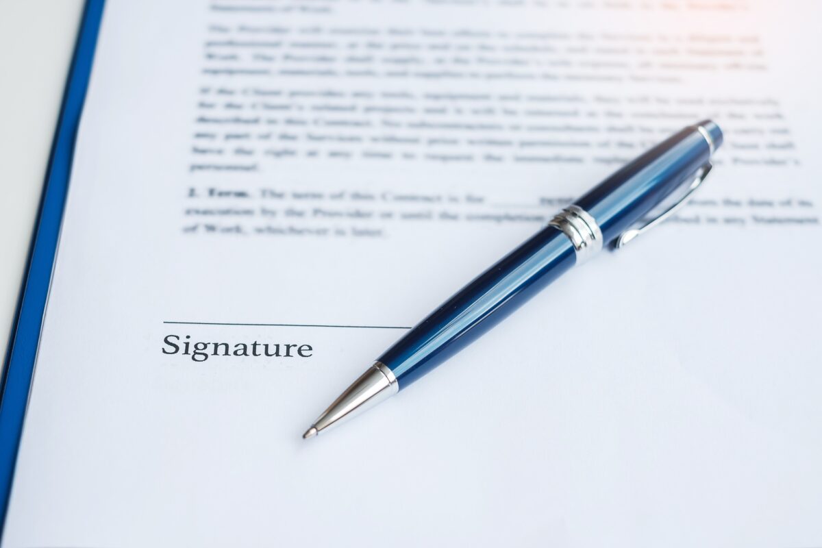 signature au stylo sur des documents contractuels. Accord contractuel, approbation, loi et concepts de l'accord