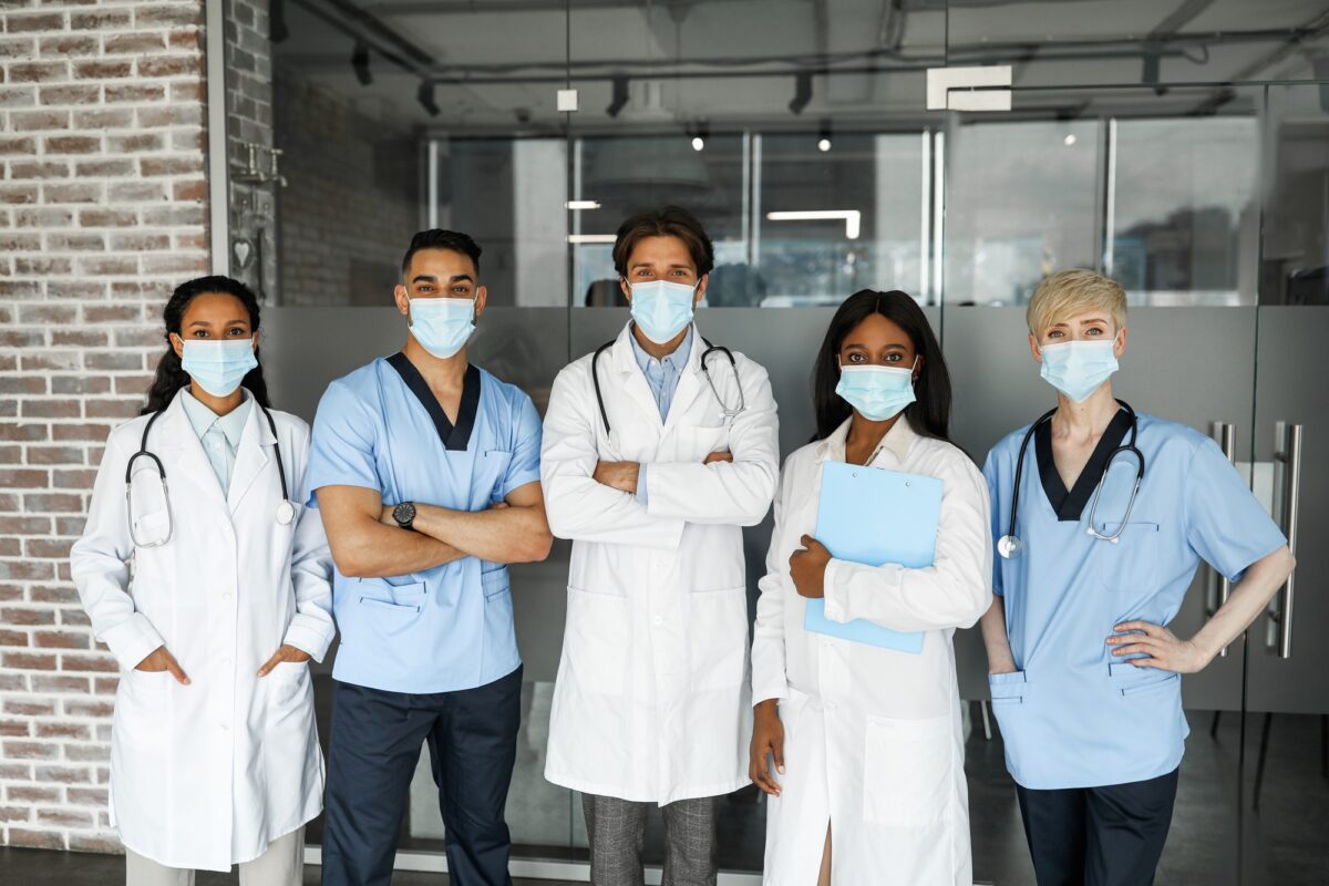 Une équipe médicale internationale avec des masques pour renforcer l'esprit d'équipe