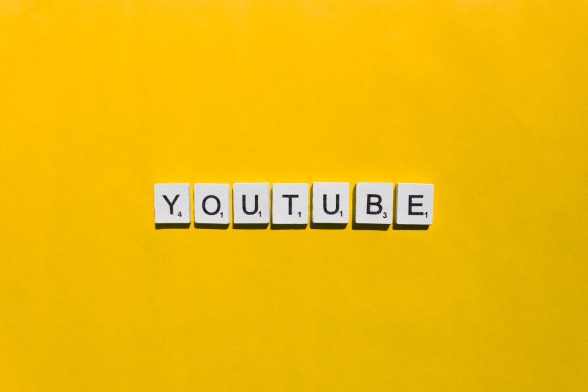 YouTube lettres de scrabble sur fond jaune